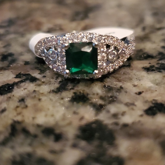 Silver Ring with emerald,  size 8, new with tag - Picture 2 of 5